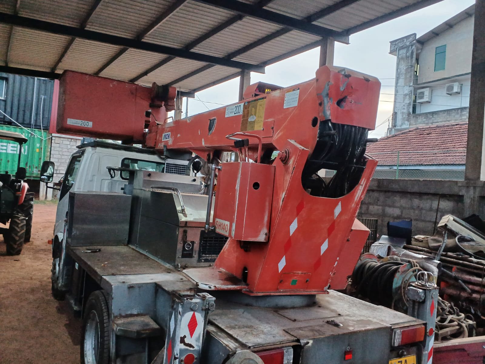 man lifting contractors colombo