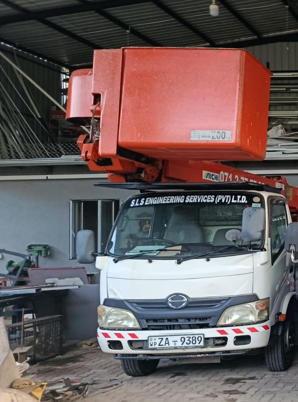 man lifting machine rent price in Yakkala