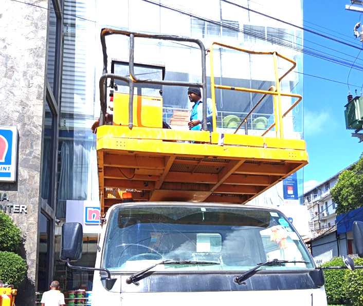 man lift crane for rent makola north